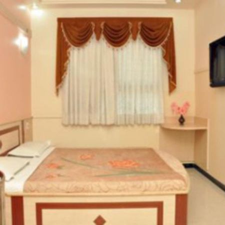 Hotel Everstar Rajkot Buitenkant foto